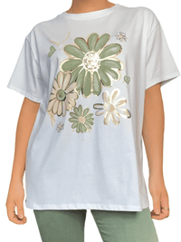 T-shirt blanc avec imprimé de fleurs kaki et beige pour femme.