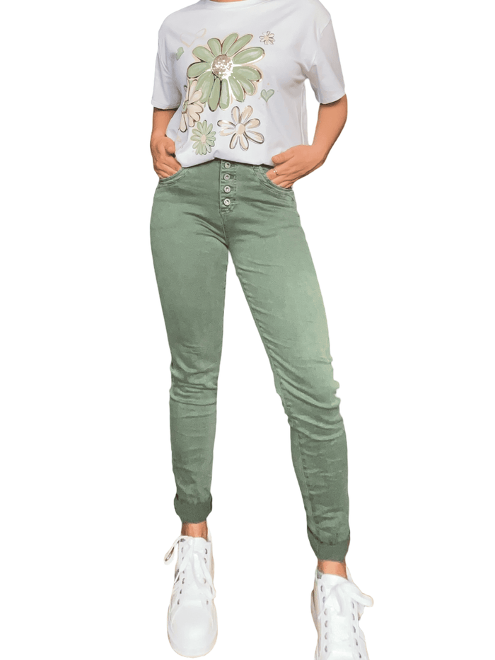 T-shirt blanc avec imprimé de fleurs kaki et beige pour femme avec jeans kaki et sneakers.