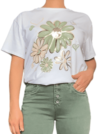 T-shirt blanc avec imprimé de fleurs kaki et beige pour femme.