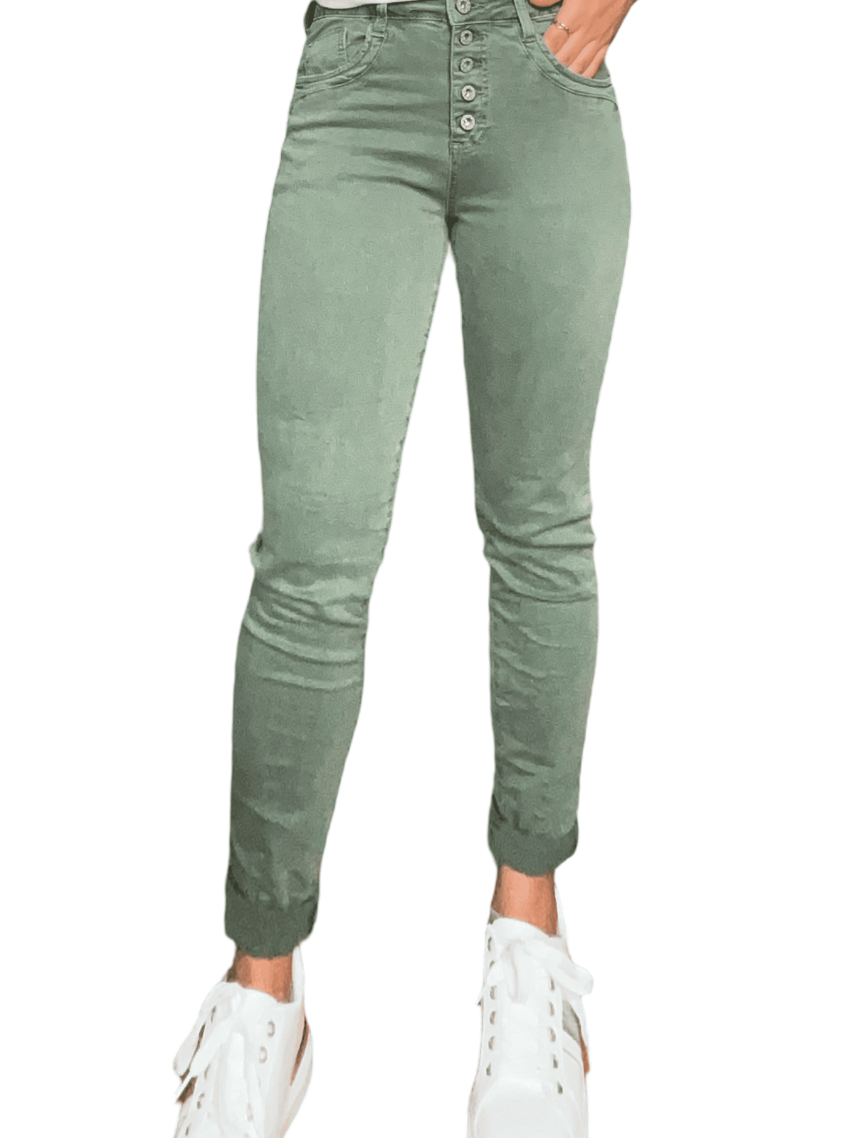 Jeans skinny kaki pour femme avec sneakers.