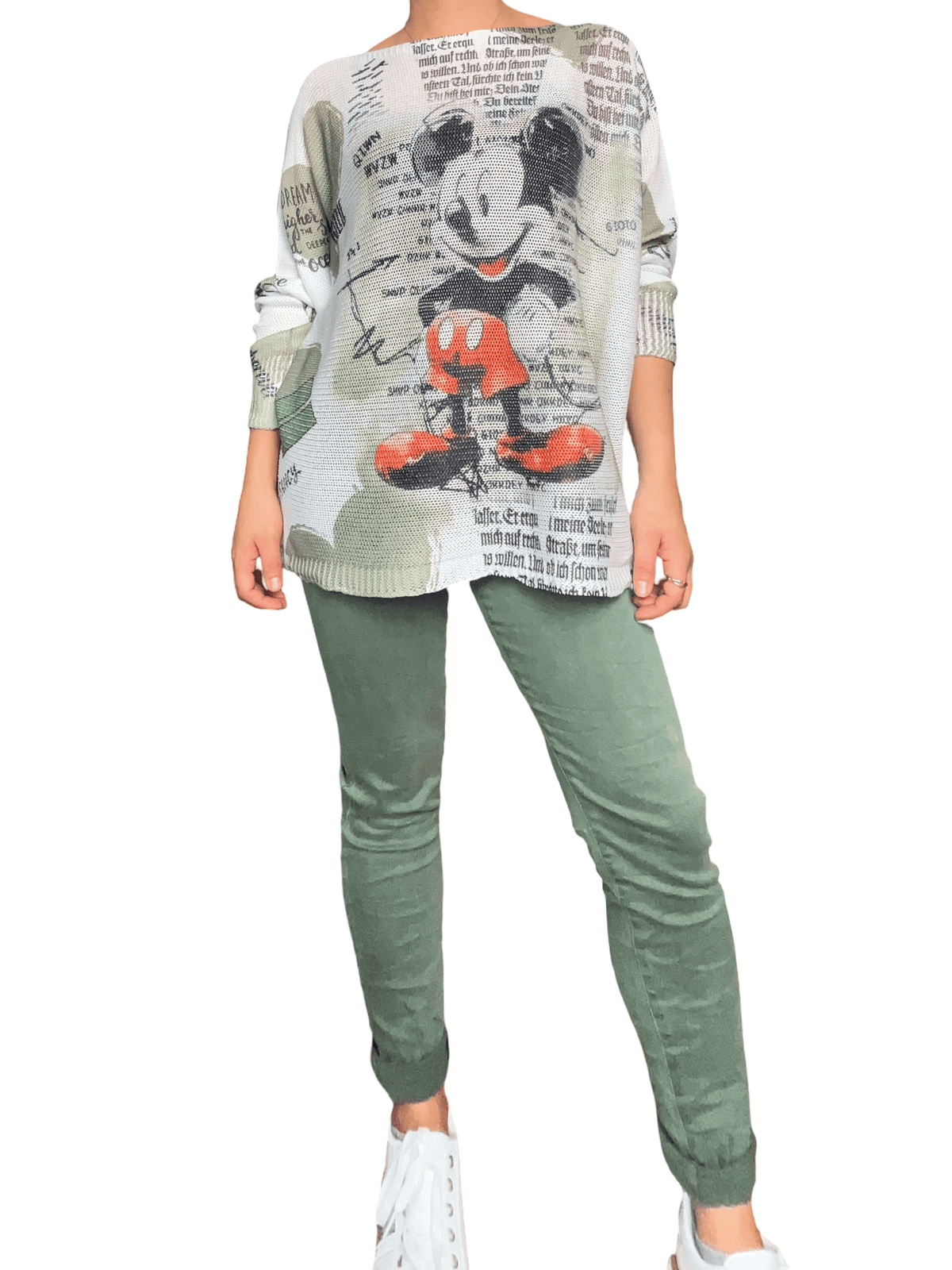 Chandail en mailles blanc et kaki avec imprimé de Mickey pour femme avec jeans et sneakers.