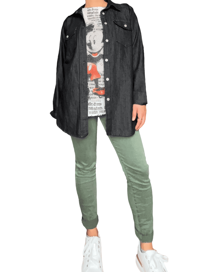 Chandail en mailles blanc et kaki avec imprimé de Mickey pour femme avec chemise de jeans noire.