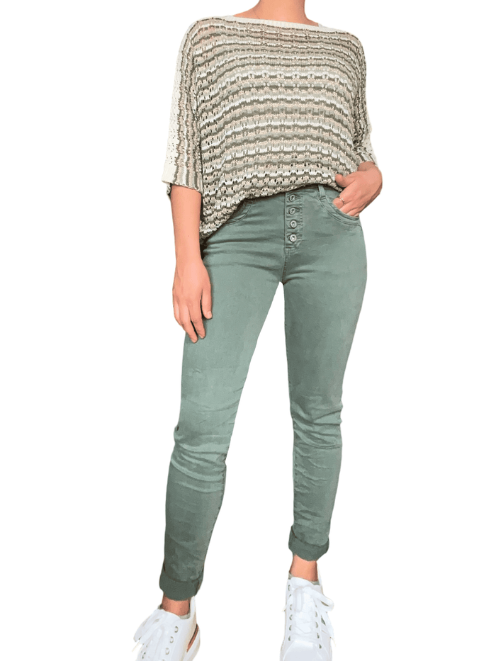 Chandail rayé kaki et beige pour femme avec jeans et sneakers.