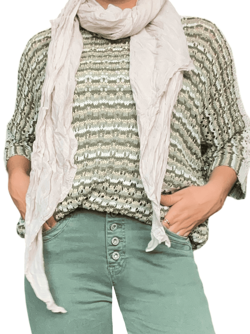 Chandail rayé kaki et beige pour femme avec foulard.