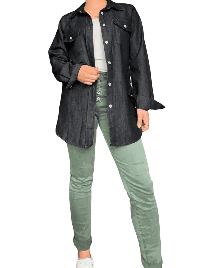 Chemise de jeans longue pour femme avec jeans kaki.