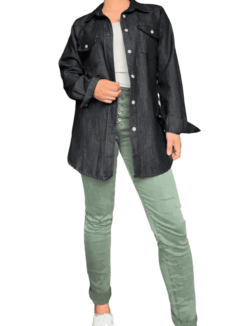 Chemise de jeans longue pour femme avec jeans kaki.