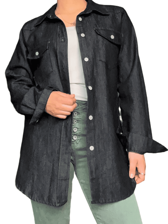 Chemise de jeans longue pour femme avec camisole blanche.