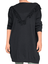 Chandail noir de style tunique avec franges pour femme.