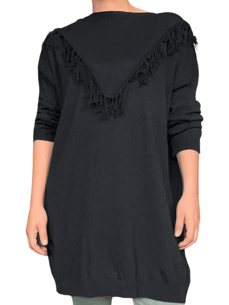 Chandail noir de style tunique avec franges pour femme.