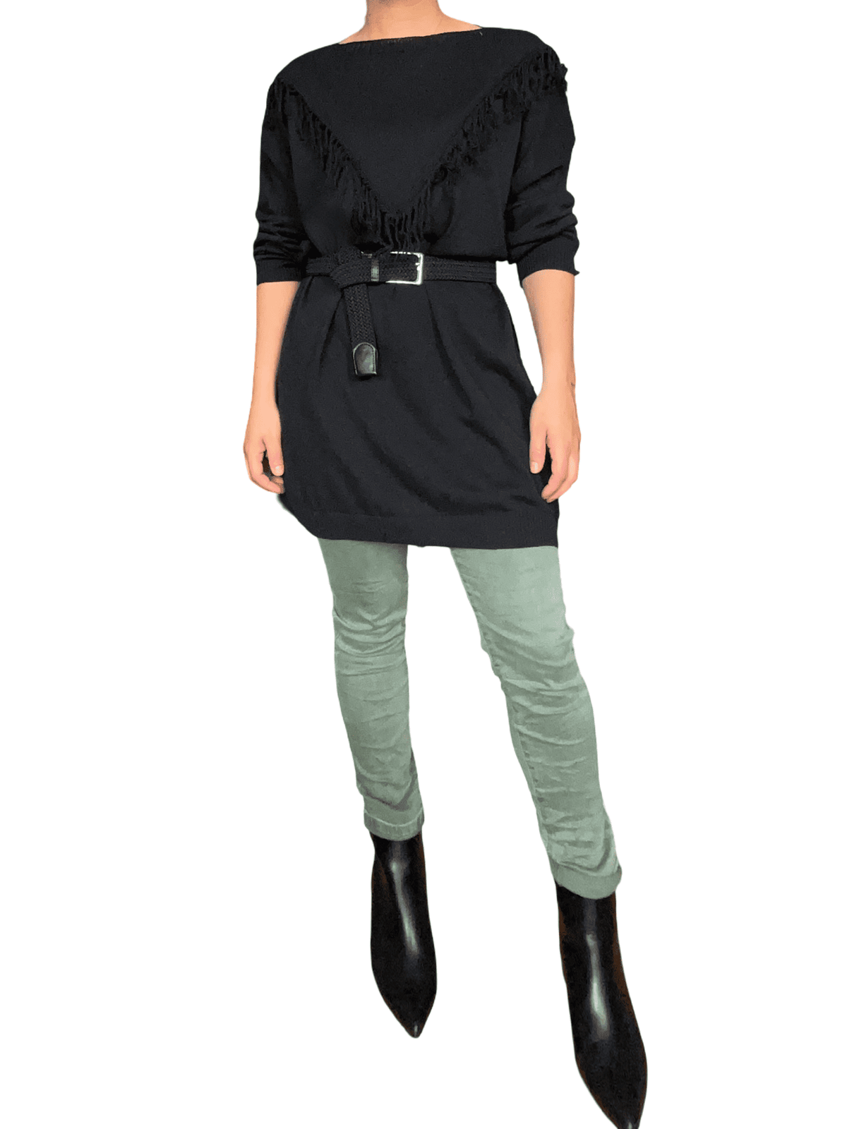 Chandail noir de style tunique avec franges pour femme avec bottillons.