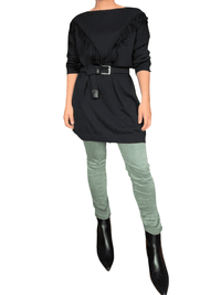 Chandail noir de style tunique avec franges pour femme avec bottillons.