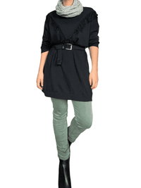 Chandail noir de style tunique avec franges pour femme avec jeans kaki.