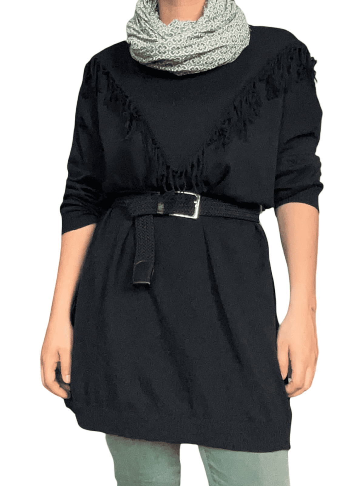 Chandail noir de style tunique avec franges pour femme avec foulard.