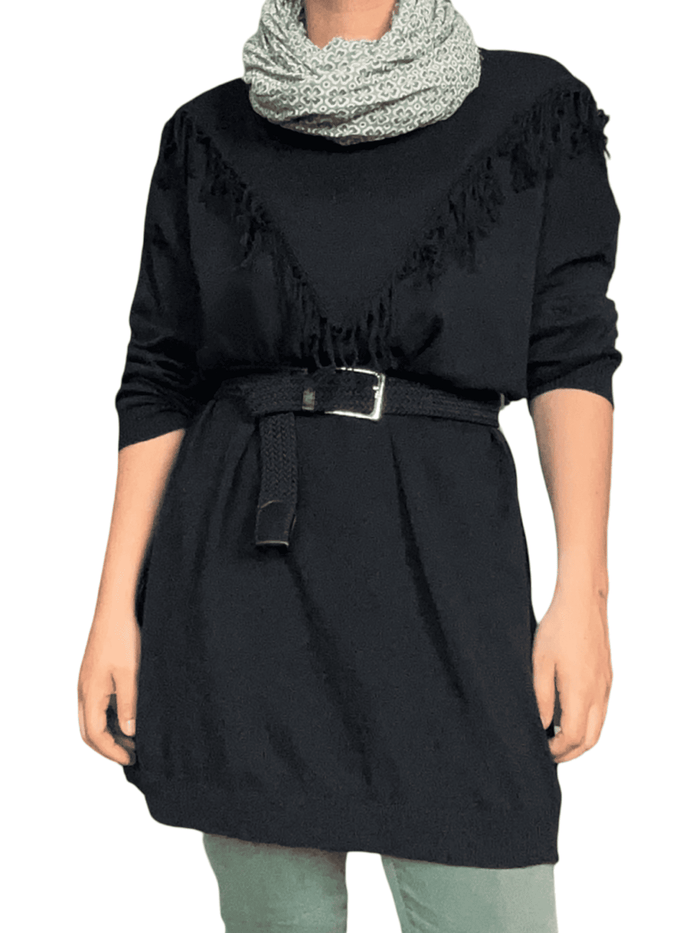 Chandail noir de style tunique avec franges pour femme avec foulard.
