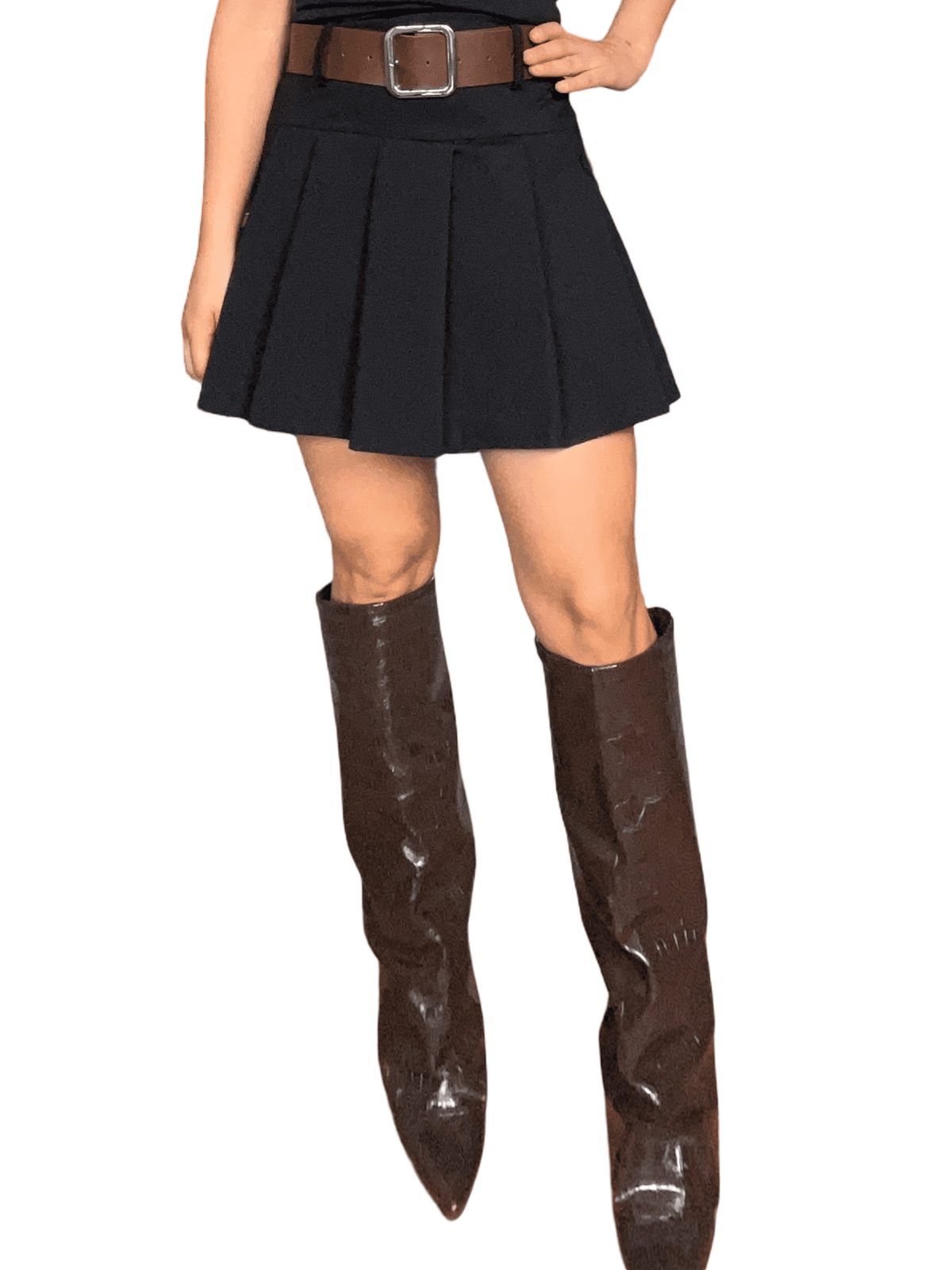 Jupe plissée noire avec ceinture pour femme avec bottes.