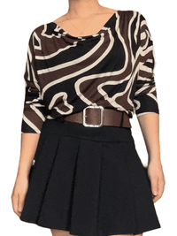 Chandail brun à col bénitier avec imprimé géométrique pour femme avec jupe et ceinture.
