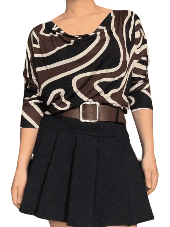 Chandail brun à col bénitier avec imprimé géométrique pour femme avec jupe et ceinture.
