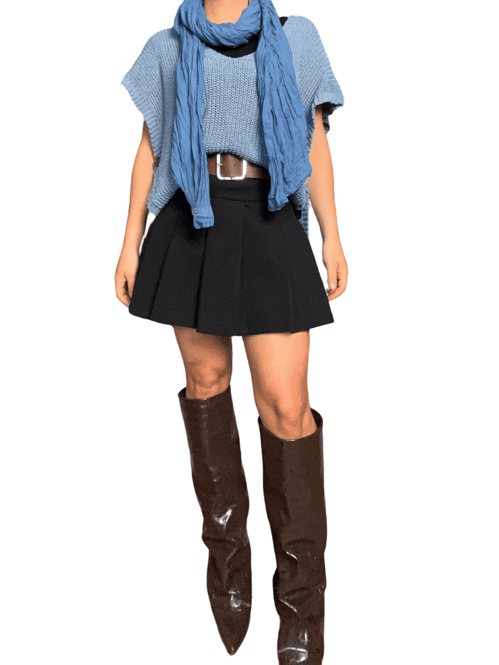 Débardeur bleu jean en mailles pour femme avec jupe. ceinture et bottes.