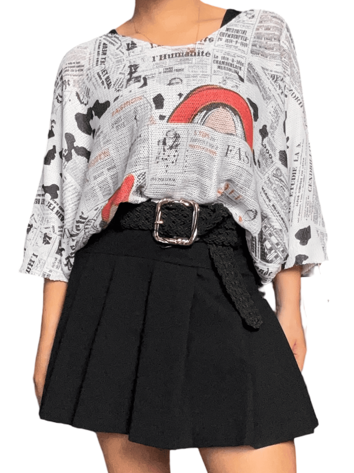 Chandail blanc avec imprimé de journal pour femme avec ceinture.