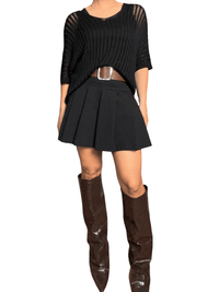 Chandail noir mince en mailles pour femme avec bottes.