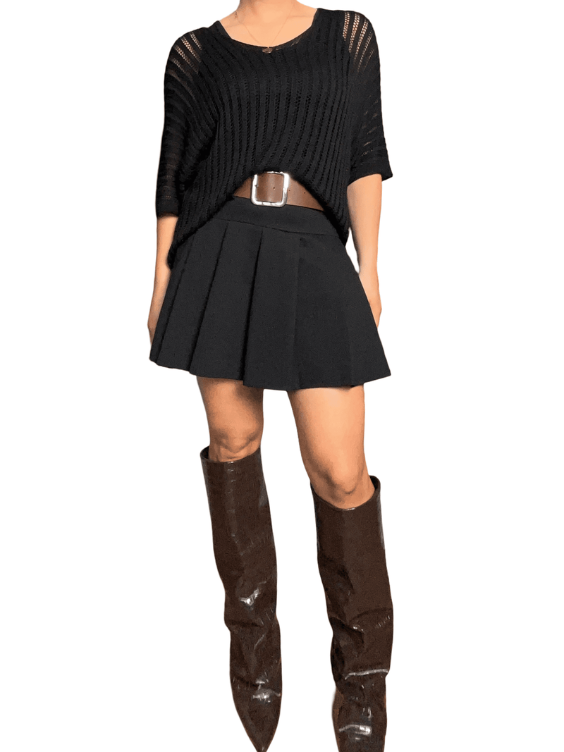 Chandail noir mince en mailles pour femme avec bottes.