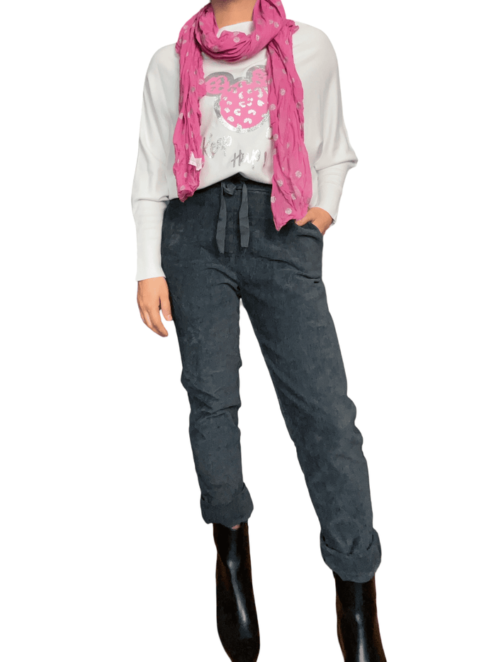 Foulard magenta à motifs de pois brillants pour femme avec chandail, pantalon et bottillons.