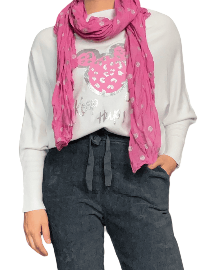 Chandail blanc crème avec imprimé de Mickey rose pour femme avec foulard.