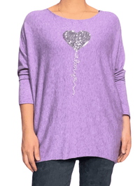 Chandail lilas avec cœur à paillettes argentées pour femme.