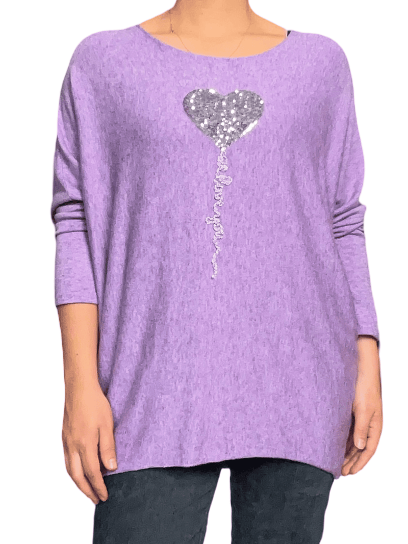 Chandail lilas avec cœur à paillettes argentées pour femme.