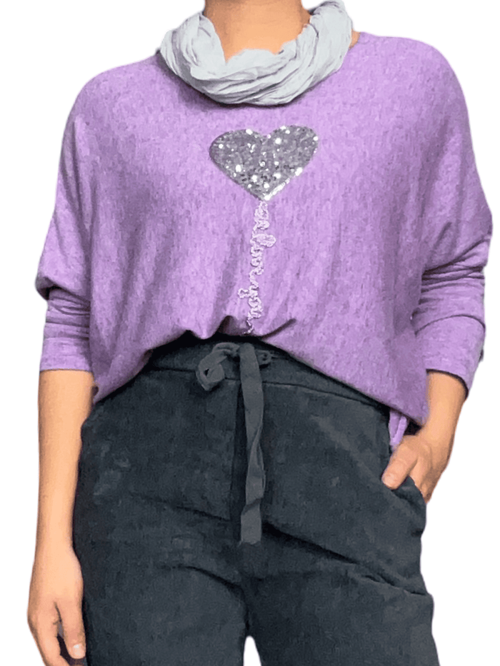 Chandail lilas avec cœur à paillettes argentées pour femme avec foulard.
