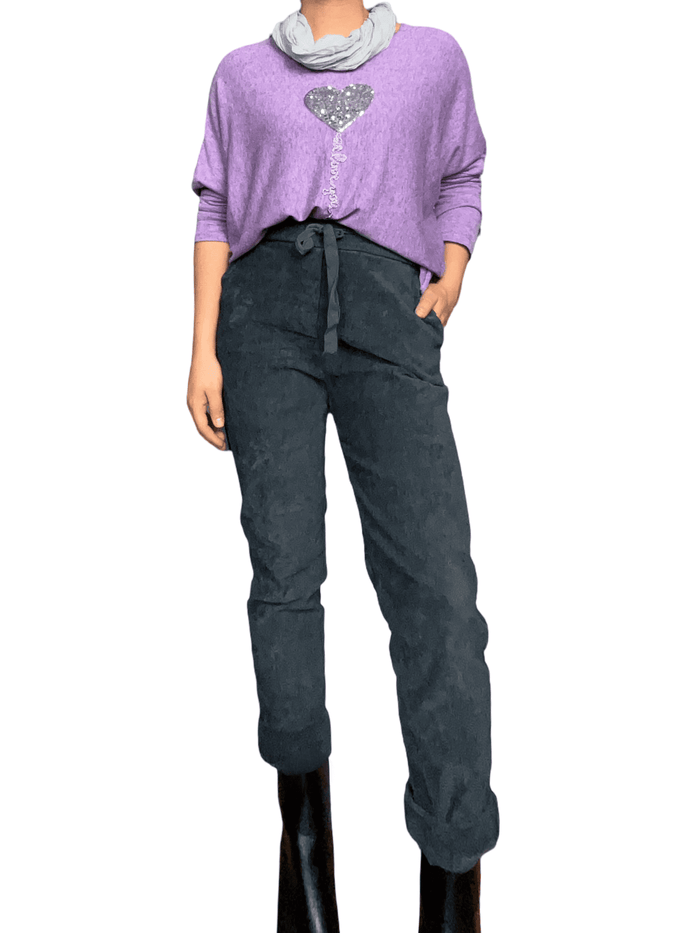Chandail lilas avec cœur à paillettes argentées pour femme avec pantalon et bottillons.