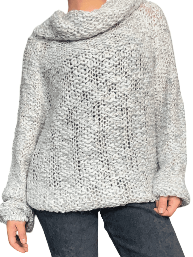 Chandail gris et blanc en crochet à col asymétrique pour femme.