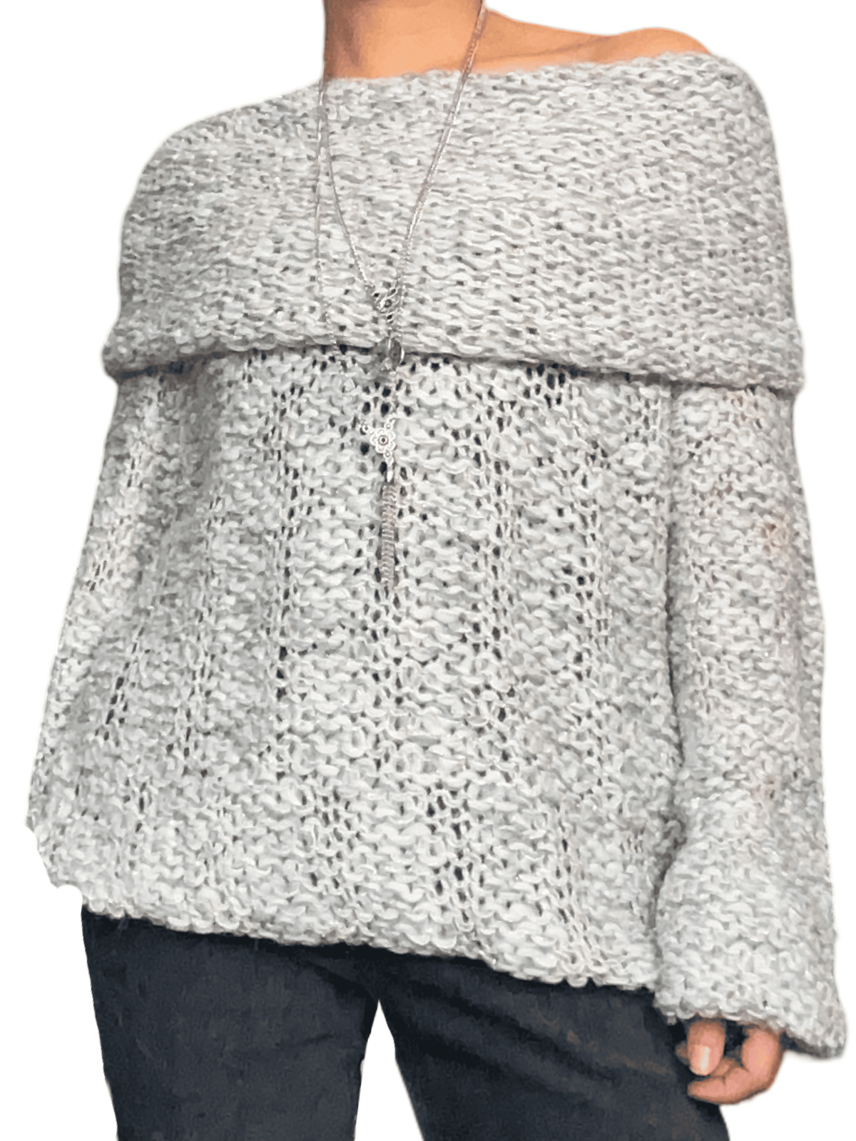 Chandail gris et blanc en crochet à col asymétrique pour femme avec collier long.