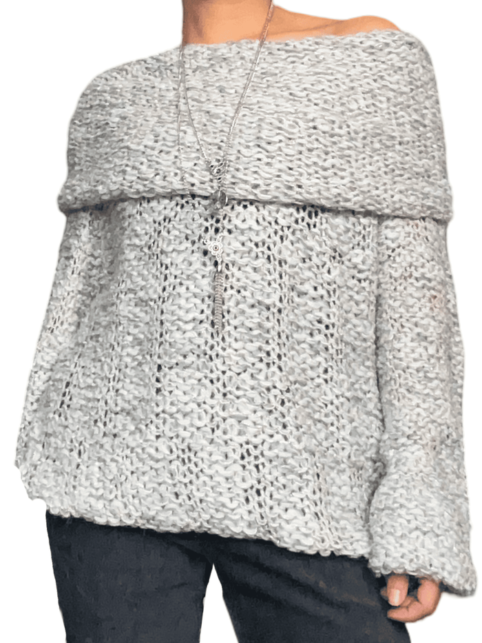 Chandail gris et blanc en crochet à col asymétrique pour femme avec collier long.