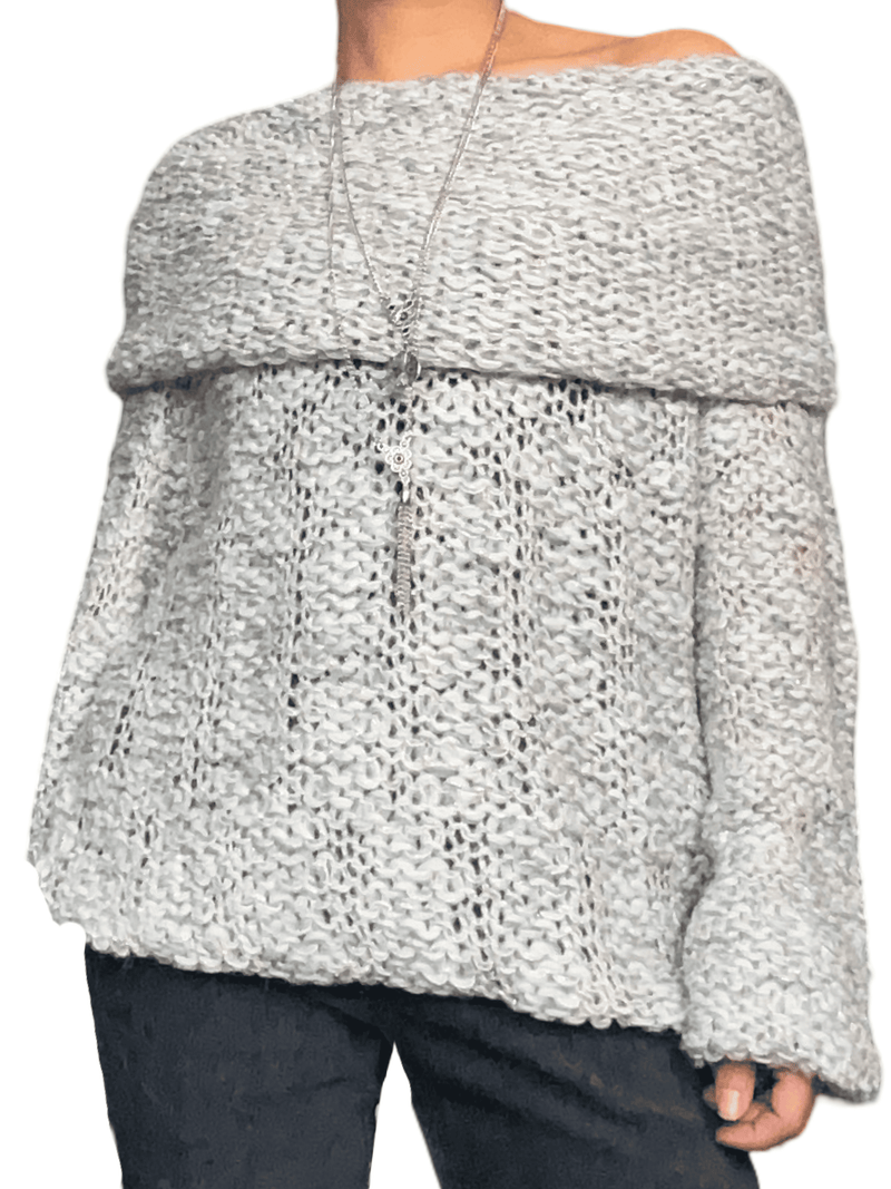Chandail gris et blanc en crochet à col asymétrique pour femme avec collier long.