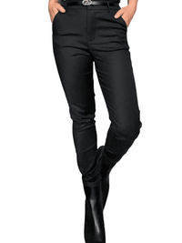 Pantalon noir skinny avec ceinture pour femme.