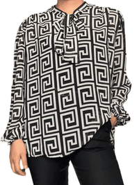 Blouse avec imprimé géométrique beige et noir pour femme.