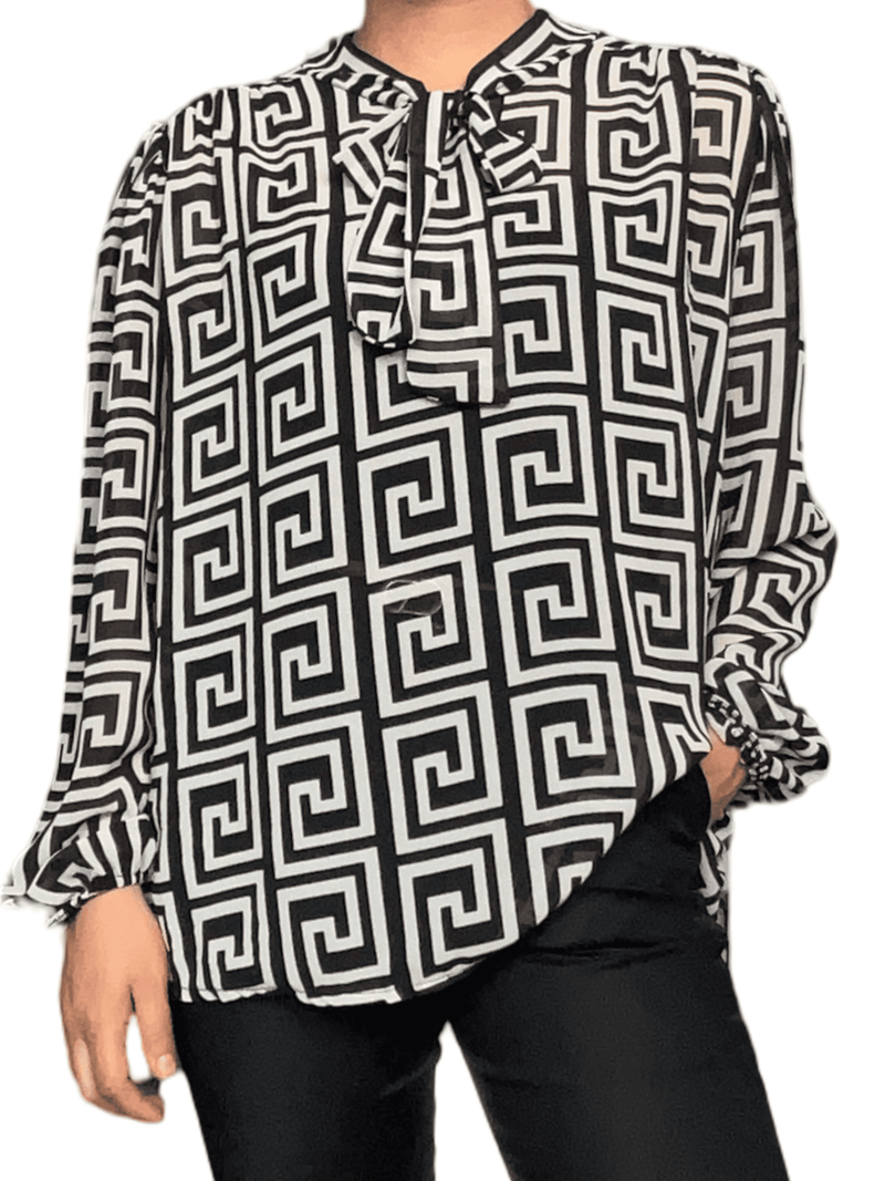 Blouse avec imprimé géométrique beige et noir pour femme.
