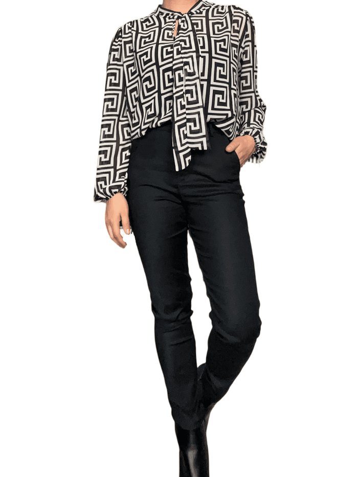 Blouse avec imprimé géométrique beige et noir pour femme avec pantalon chic.