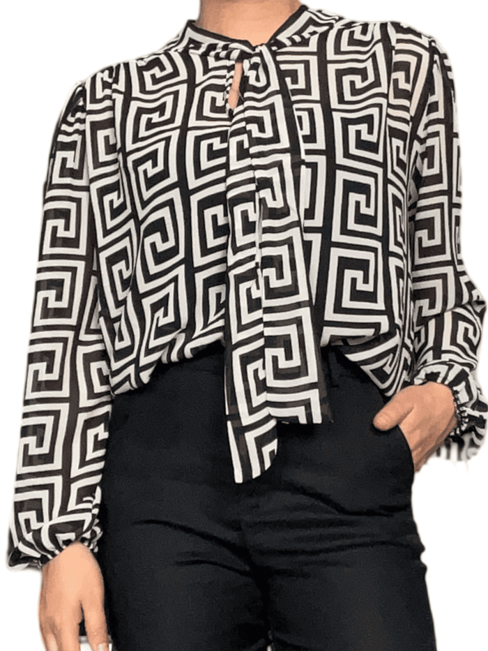 Blouse avec imprimé géométrique beige et noir pour femme.