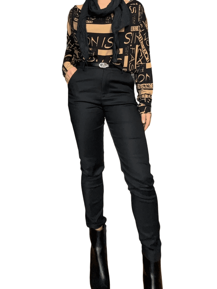 Chandail noir et bronze avec imprimé d'écritures pour femme avec pantalon et bottillons.