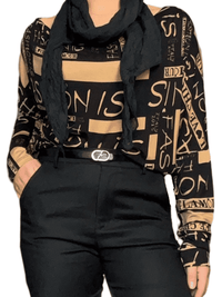 Chandail noir et bronze avec imprimé d'écritures pour femme avec foulard.