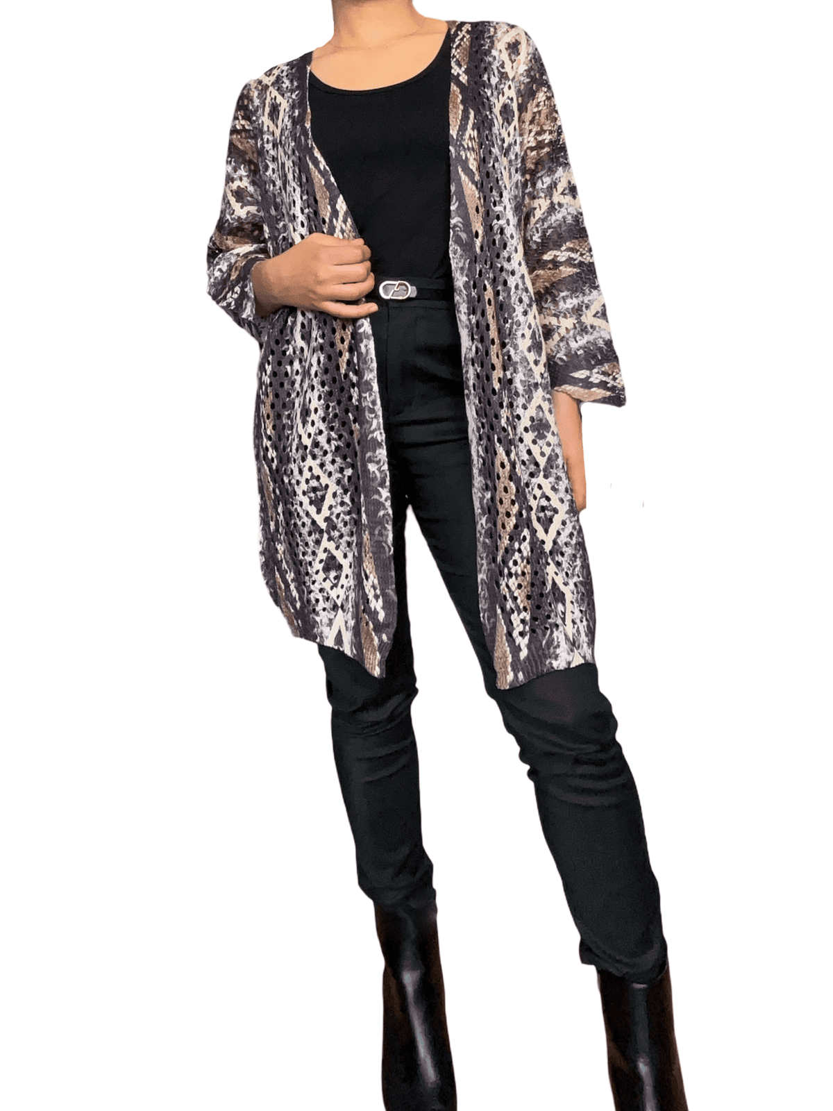 Veste longue avec imprimé de peau de serpent pour femme avec pantalon chic et camisole noire.
