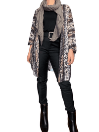 Veste longue avec imprimé de peau de serpent pour femme avec foulard et bottillons.