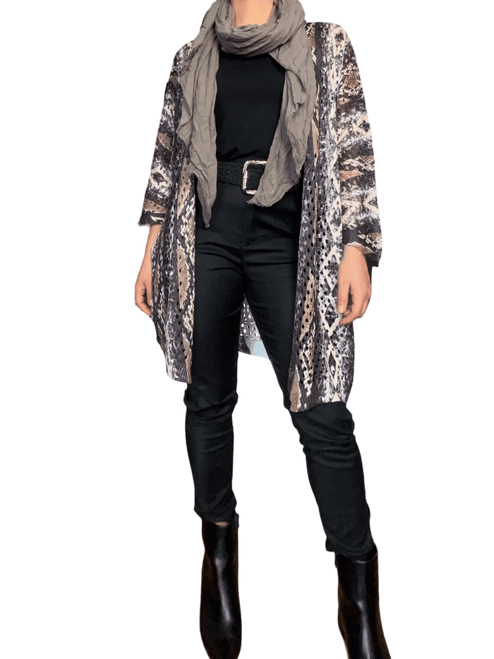 Veste longue avec imprimé de peau de serpent pour femme avec foulard et bottillons.