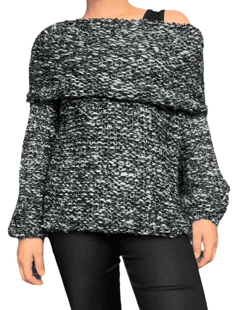 Chandail noir et gris en crochet à col asymétrique pour femme avec camisole noire en dessous.