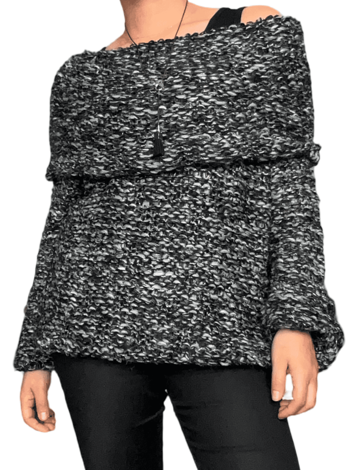 Chandail noir et gris en crochet à col asymétrique pour femme avec collier.