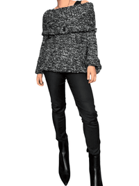 Chandail noir et gris en crochet à col asymétrique pour femme avec collier, pantalon chic et nottillons.