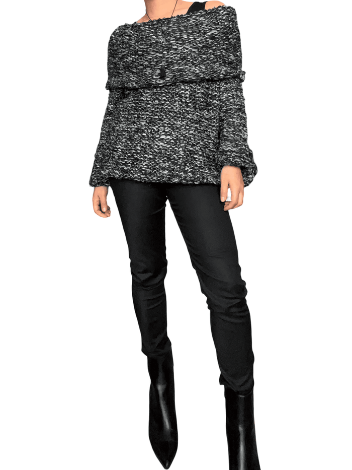 Chandail noir et gris en crochet à col asymétrique pour femme avec collier, pantalon chic et nottillons.