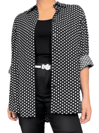 Chemise noire à motifs de pois blancs pour femme avec camisole noire en dessous.